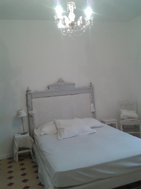 Aux Roses De L'Etang Hotel Capestang Szoba fotó