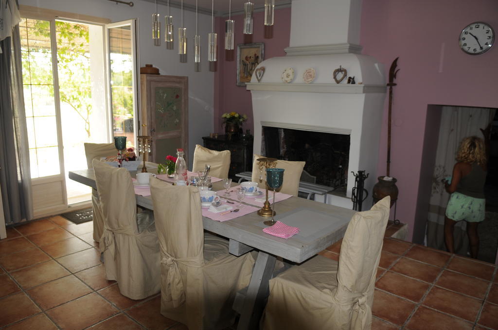 Aux Roses De L'Etang Hotel Capestang Kültér fotó